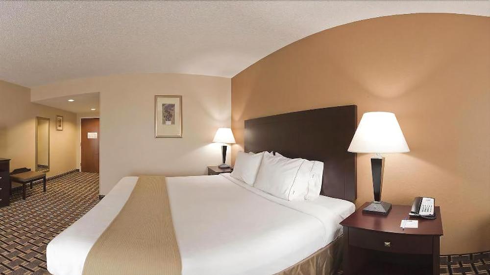 Holiday Inn Express Pembroke By Ihg Buitenkant foto