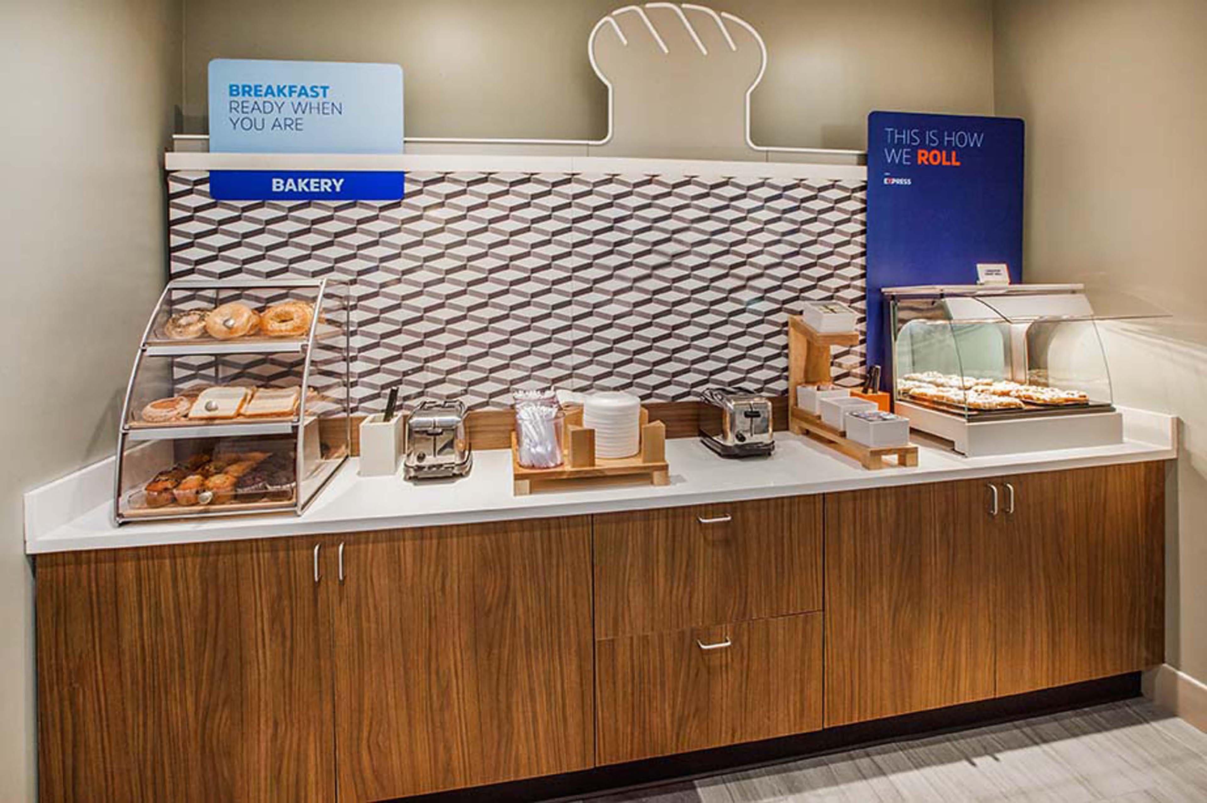 Holiday Inn Express Pembroke By Ihg Buitenkant foto