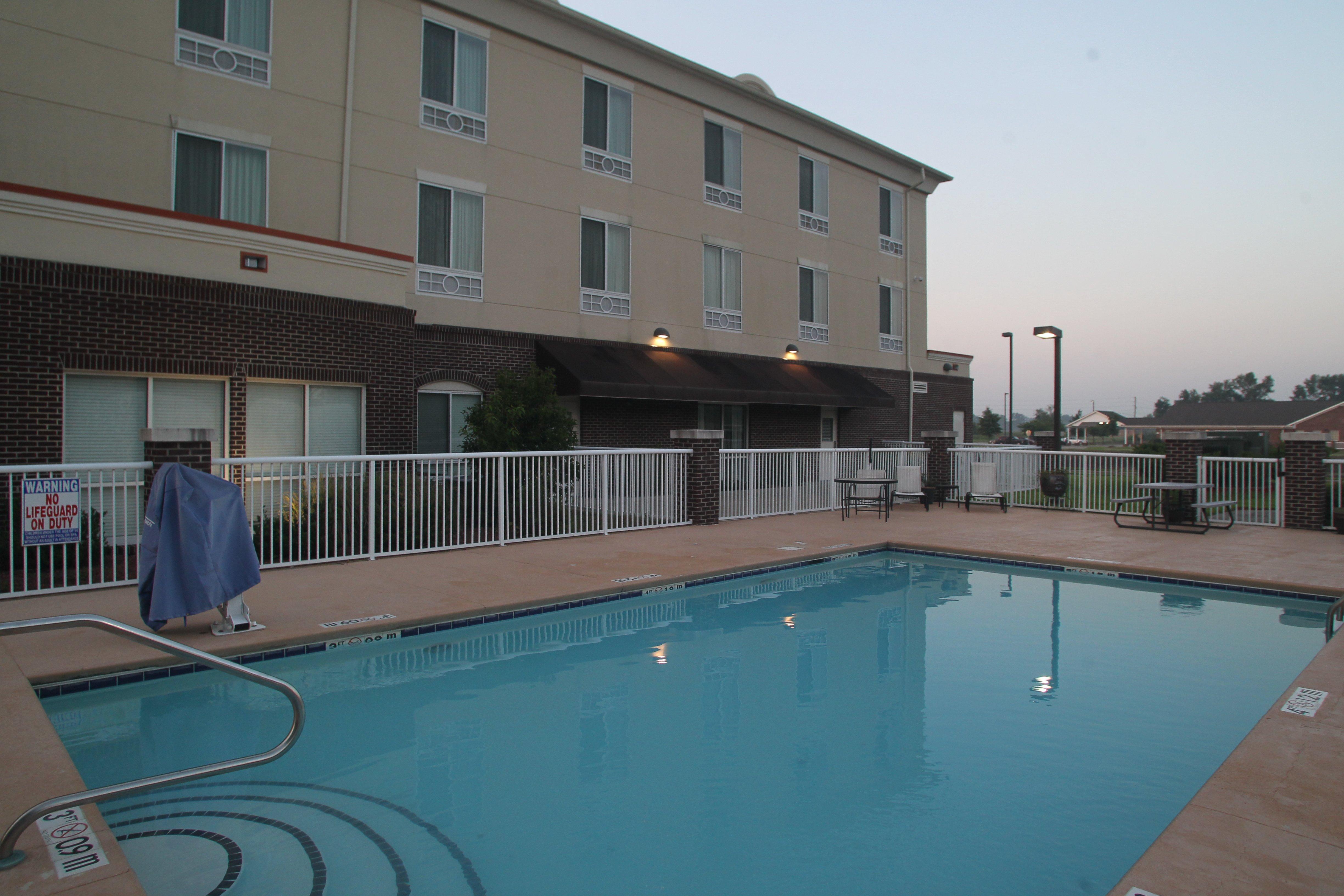 Holiday Inn Express Pembroke By Ihg Buitenkant foto