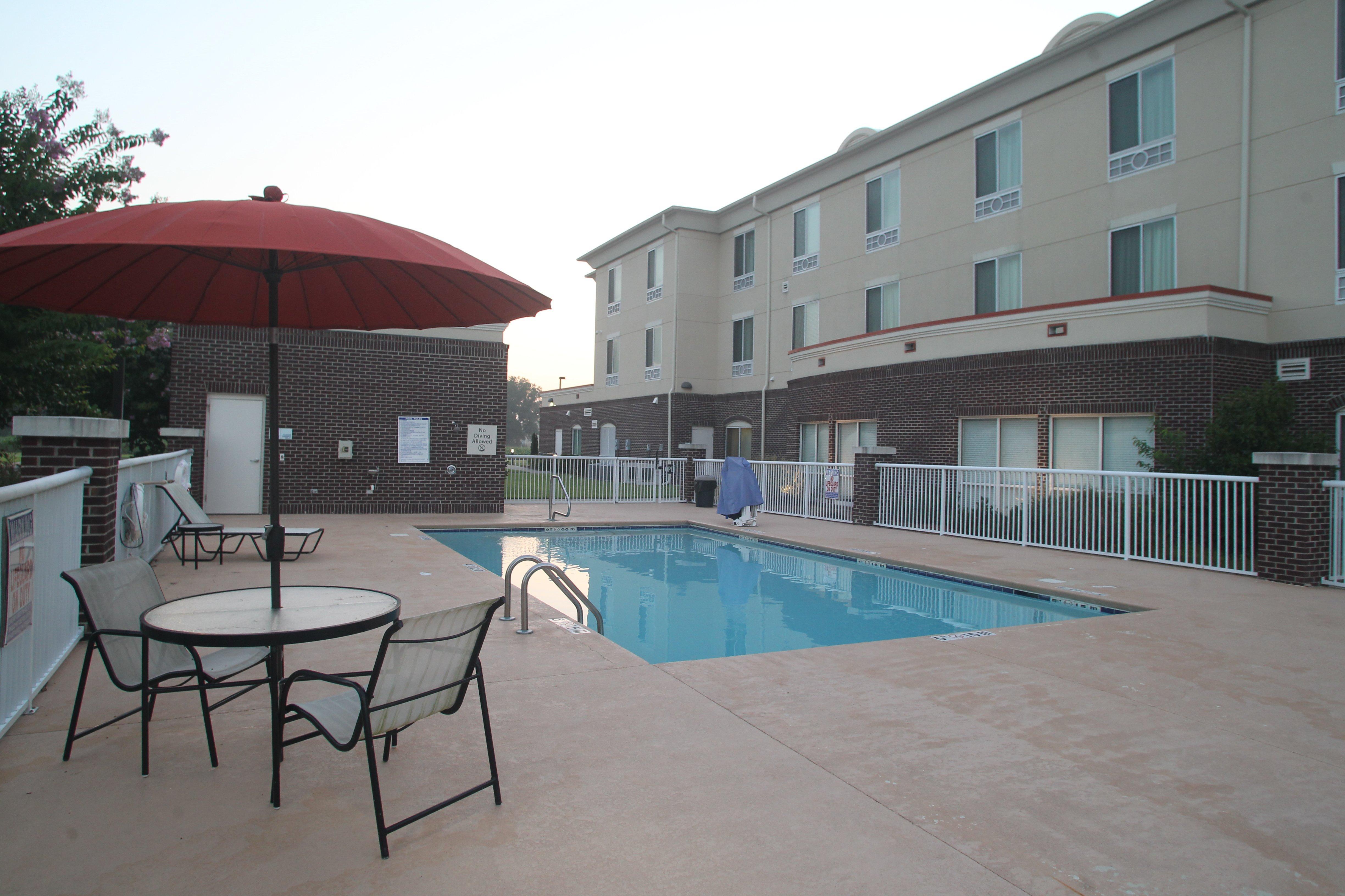 Holiday Inn Express Pembroke By Ihg Buitenkant foto