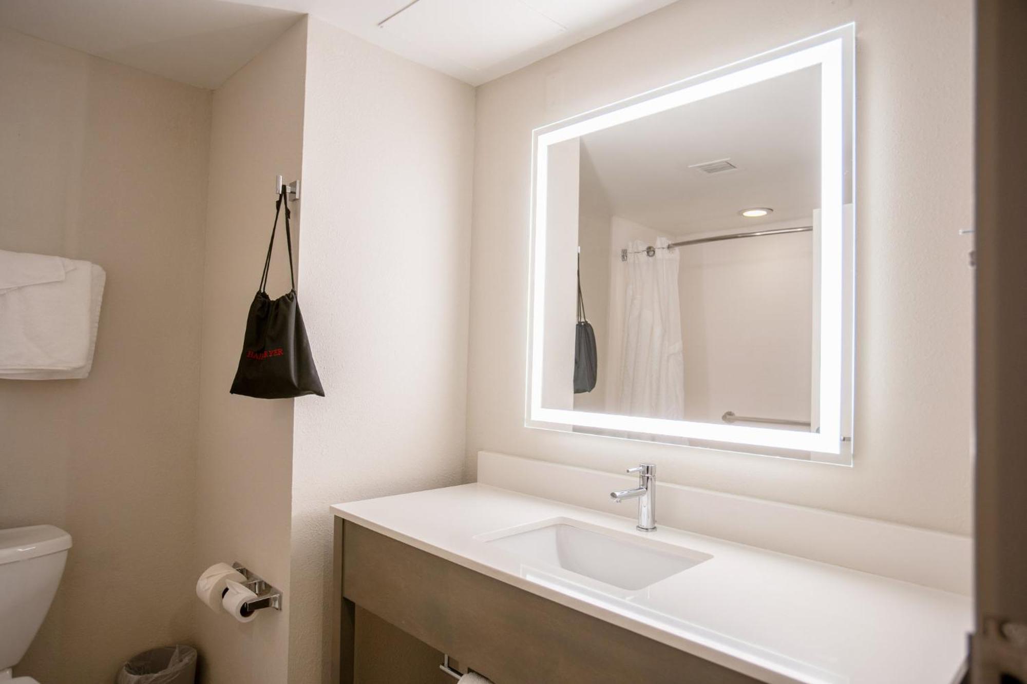 Holiday Inn Express Pembroke By Ihg Buitenkant foto