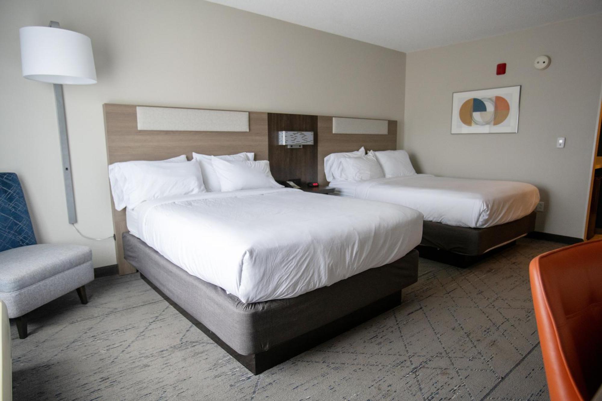 Holiday Inn Express Pembroke By Ihg Buitenkant foto