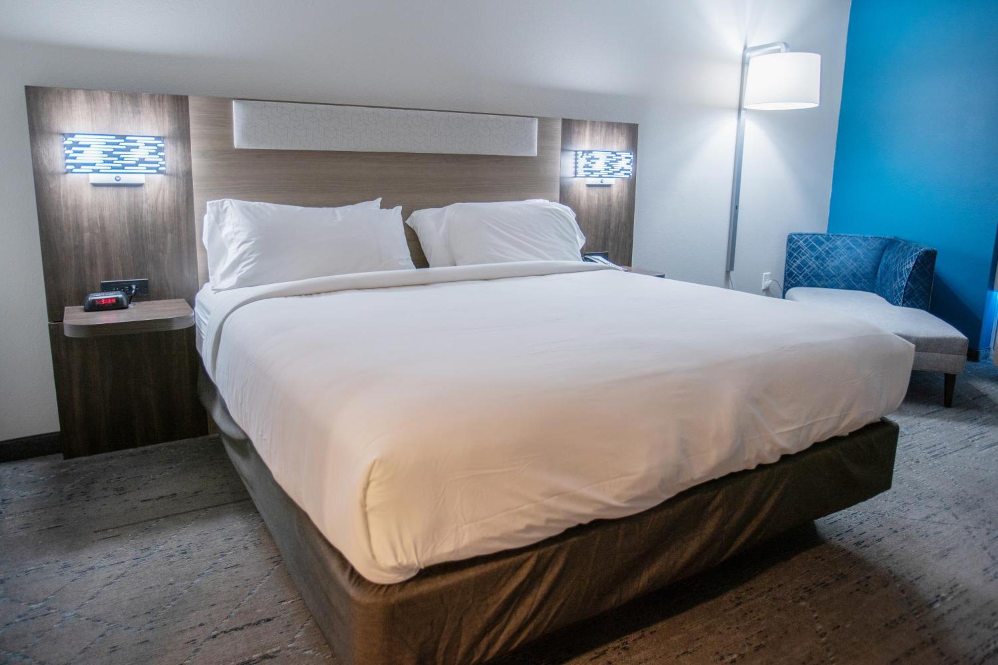 Holiday Inn Express Pembroke By Ihg Buitenkant foto
