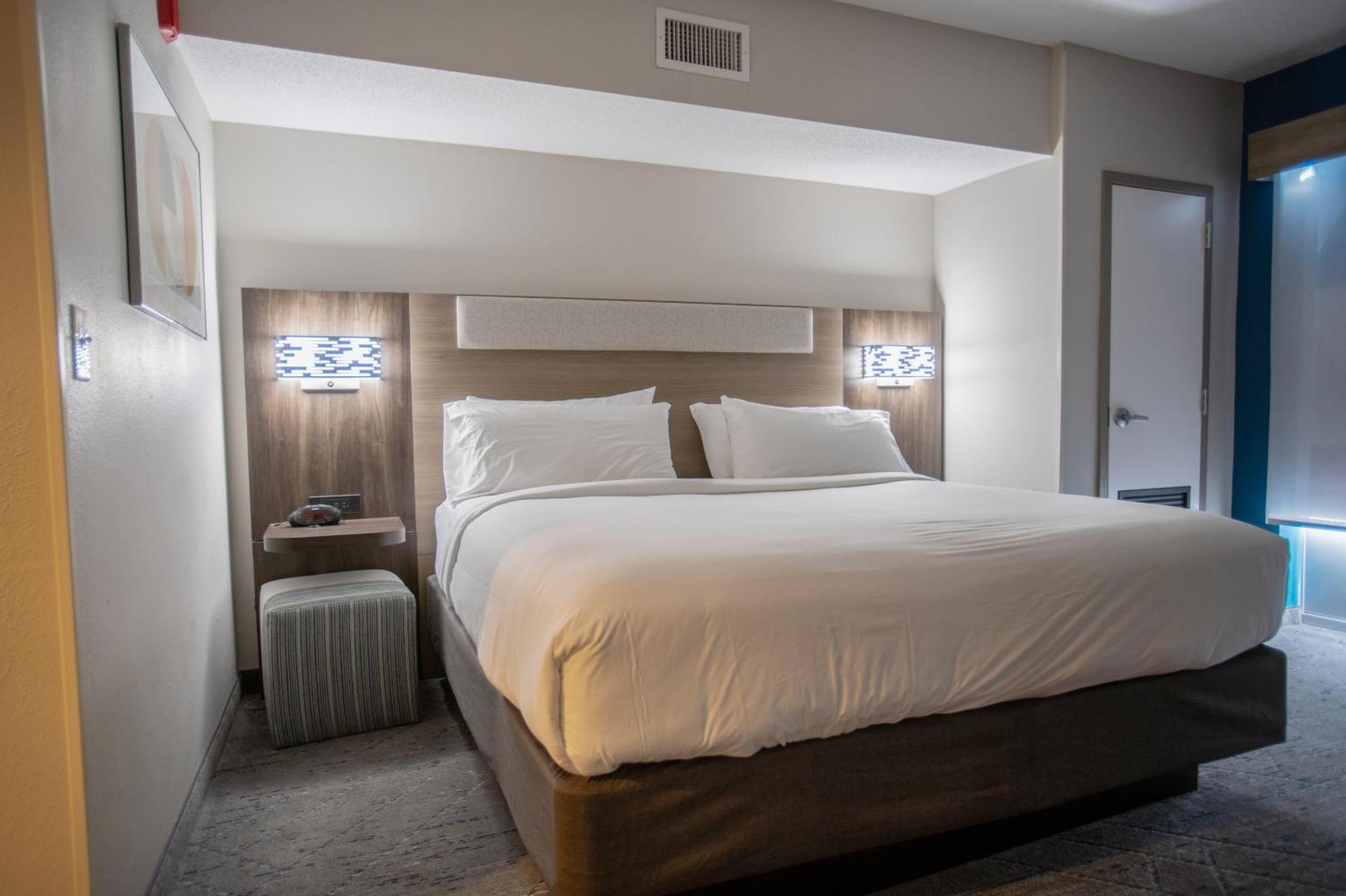 Holiday Inn Express Pembroke By Ihg Buitenkant foto