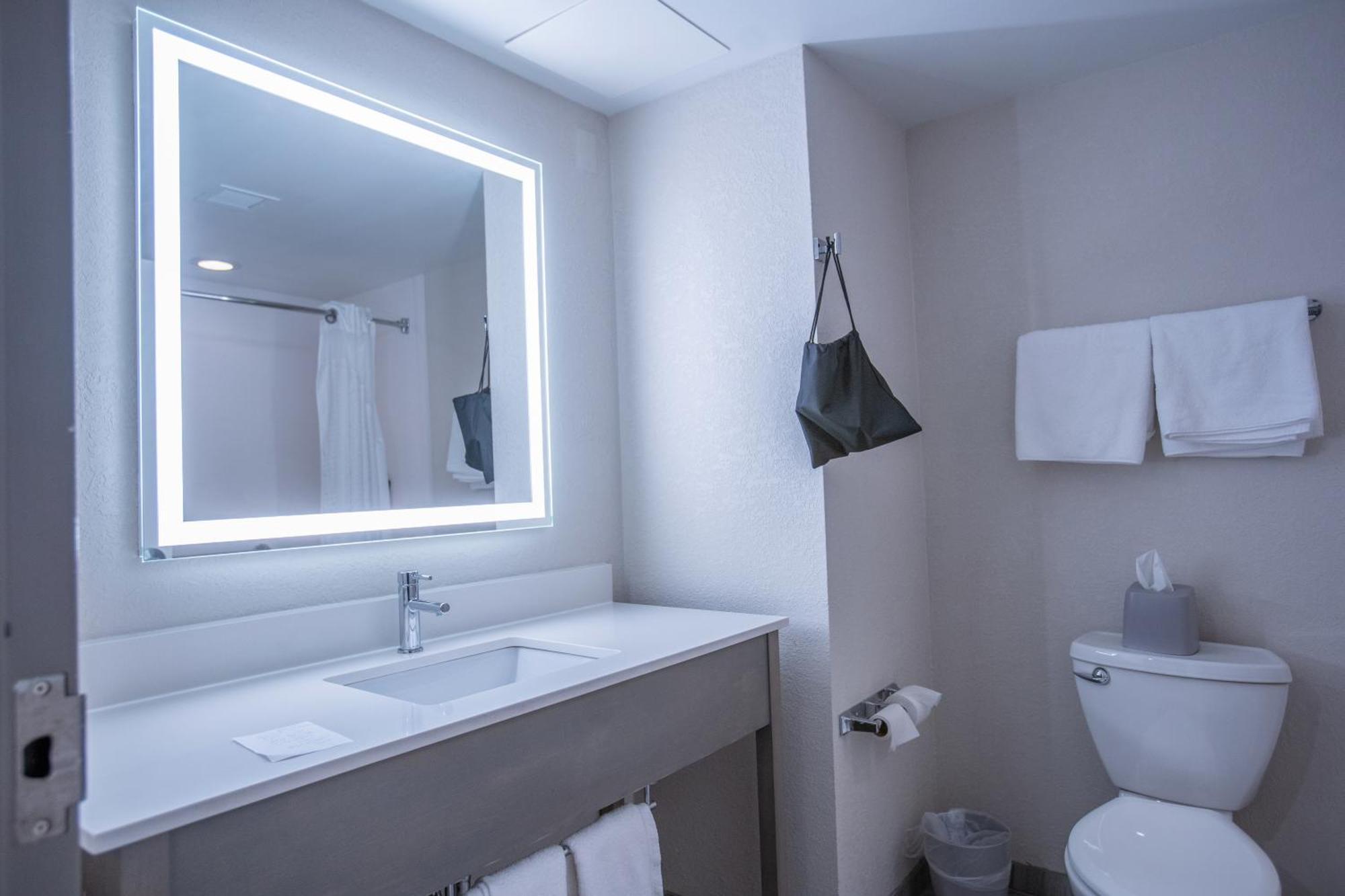Holiday Inn Express Pembroke By Ihg Buitenkant foto
