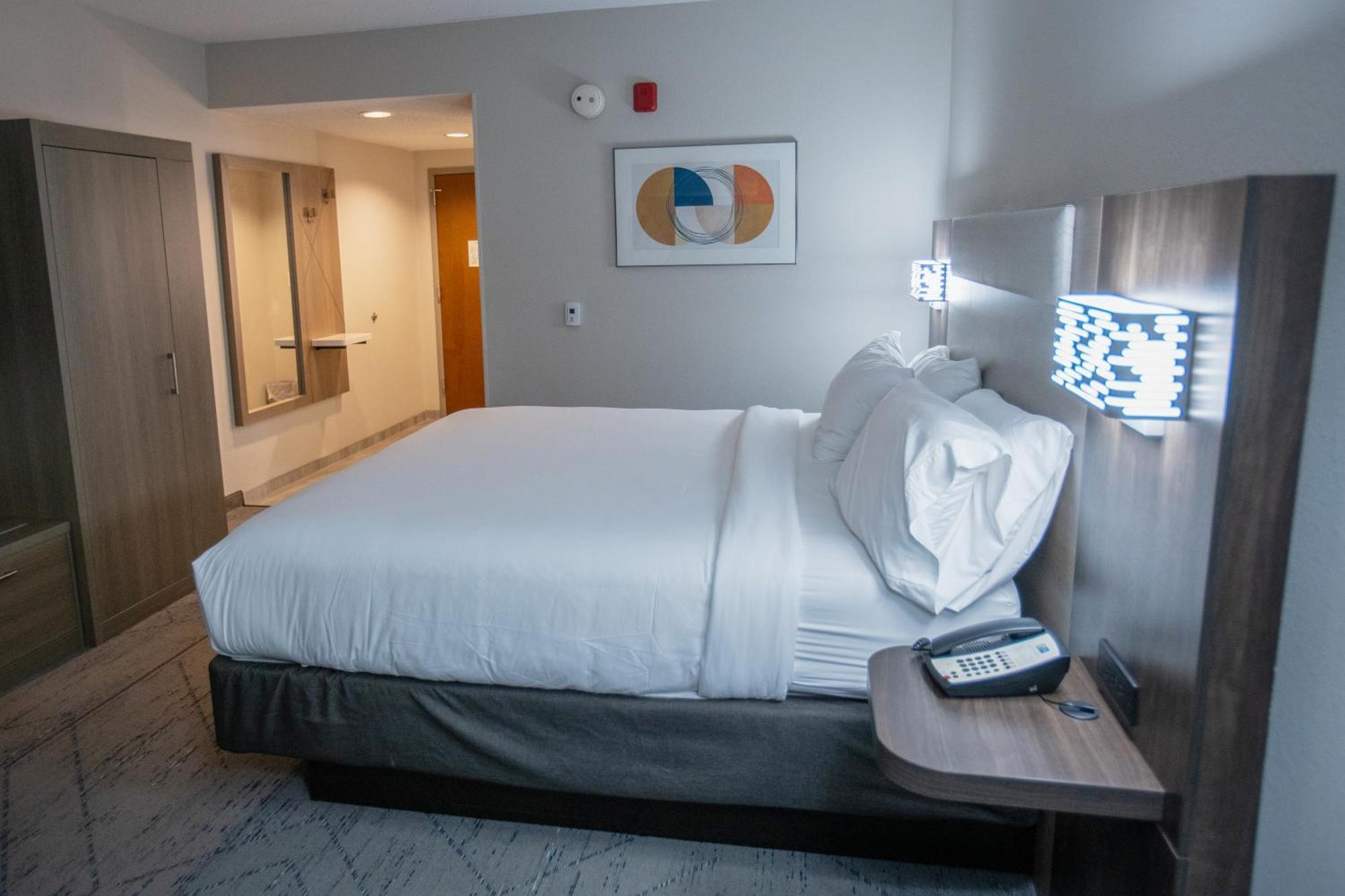 Holiday Inn Express Pembroke By Ihg Buitenkant foto