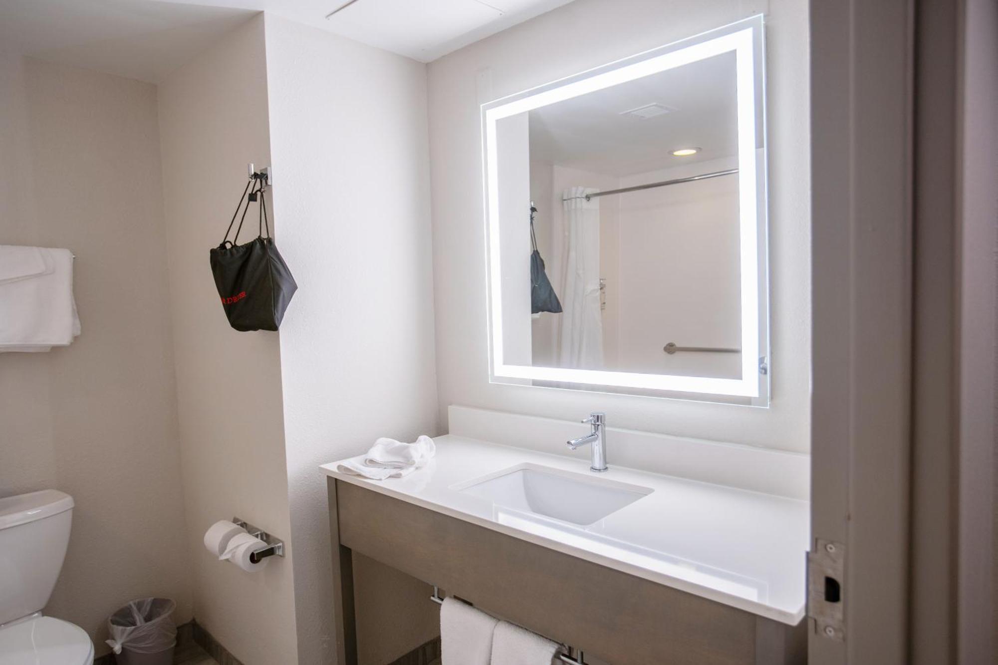 Holiday Inn Express Pembroke By Ihg Buitenkant foto