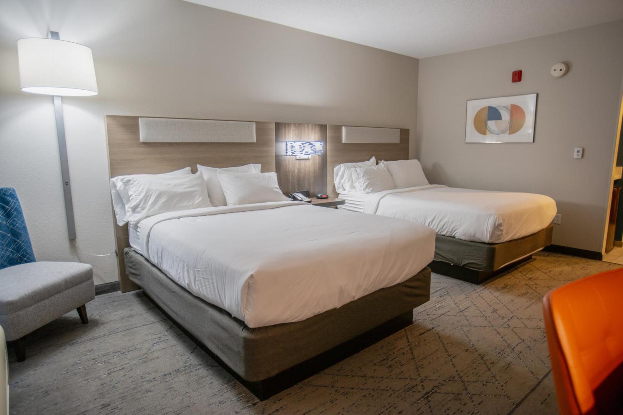 Holiday Inn Express Pembroke By Ihg Buitenkant foto