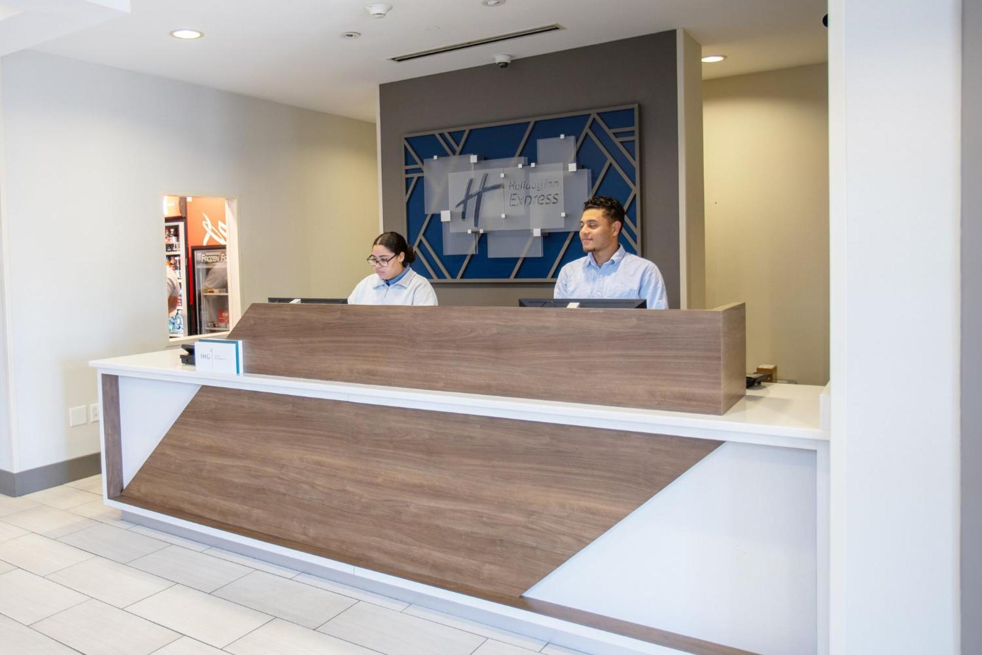 Holiday Inn Express Pembroke By Ihg Buitenkant foto