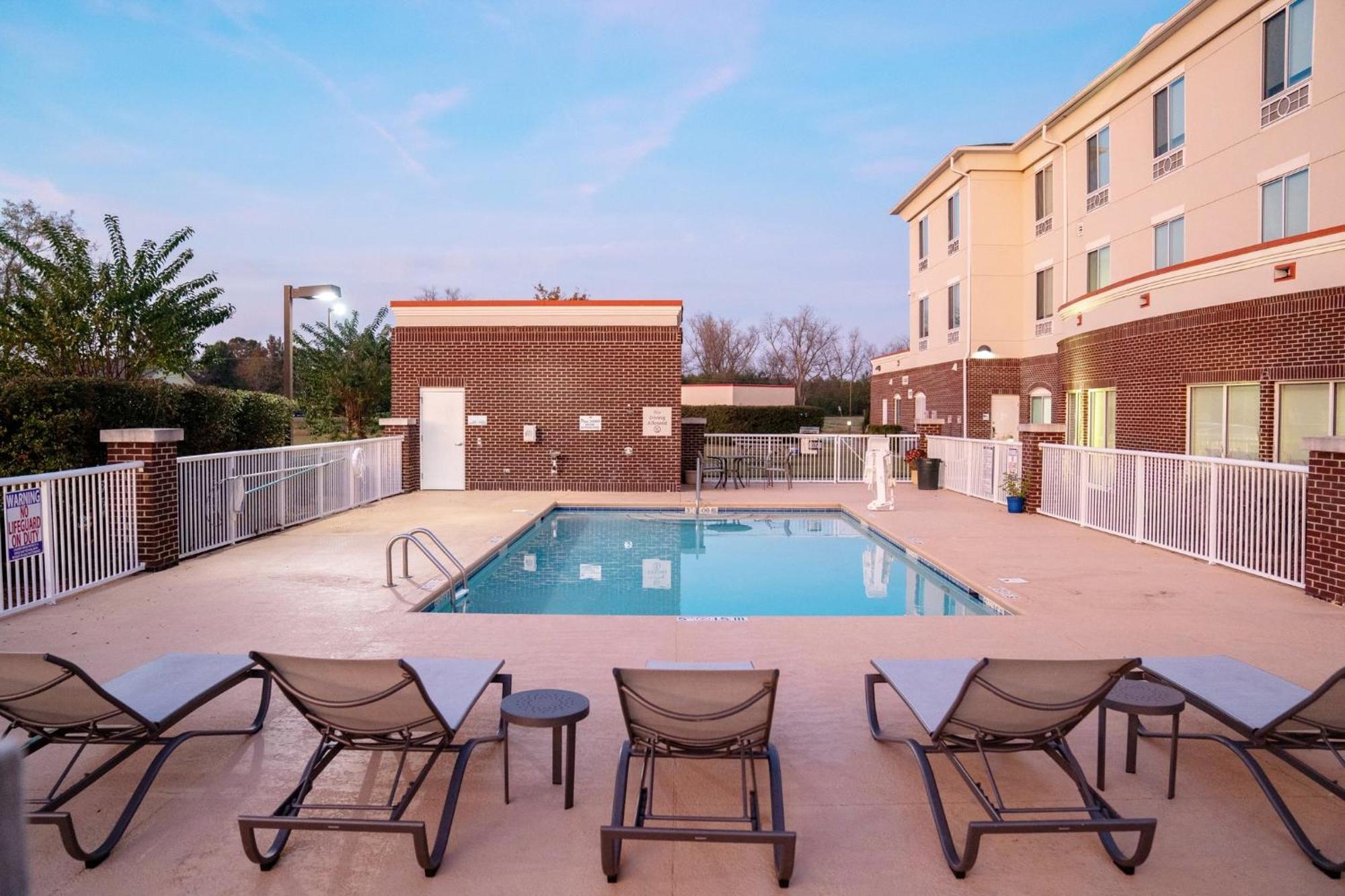 Holiday Inn Express Pembroke By Ihg Buitenkant foto