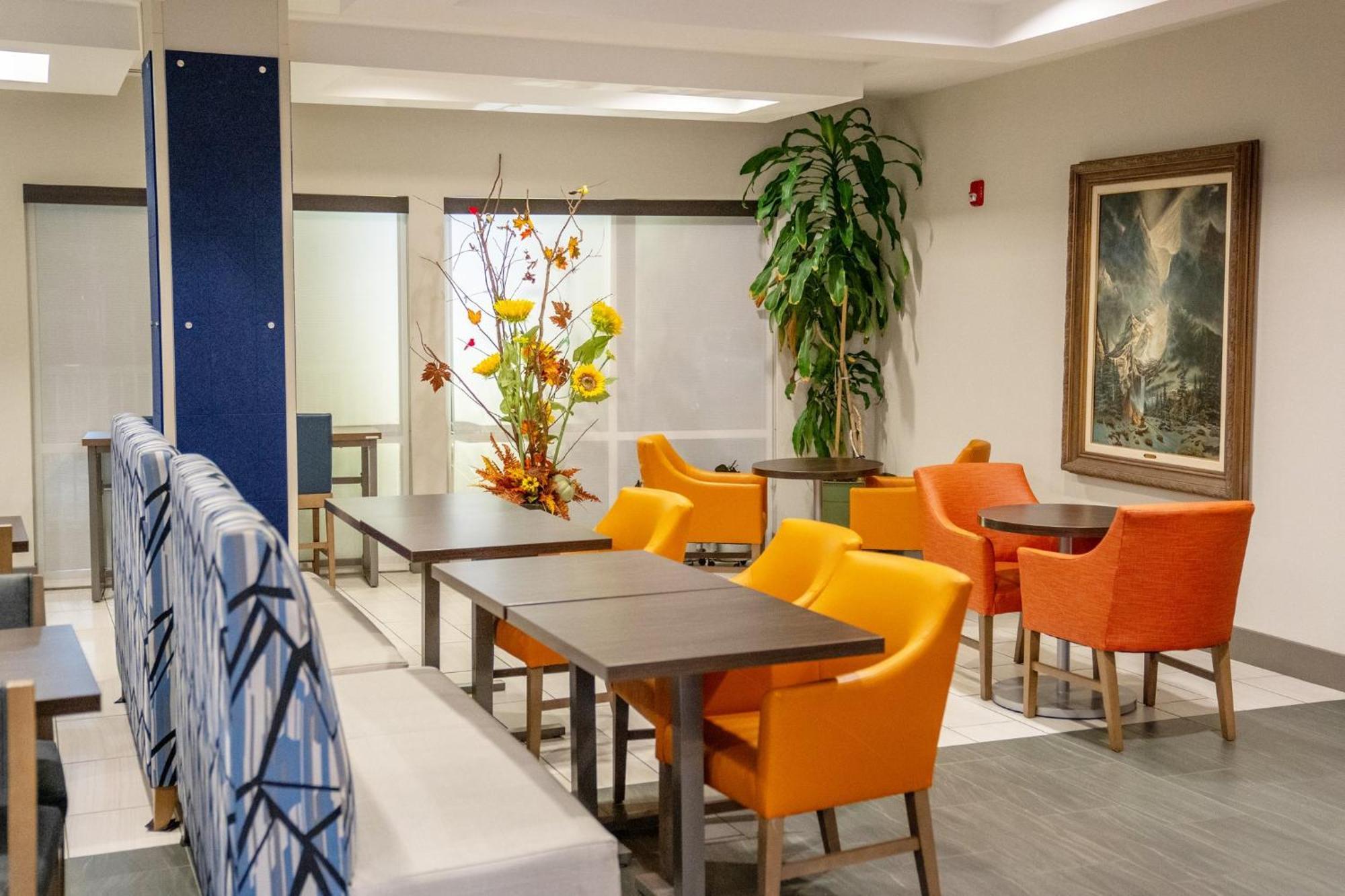 Holiday Inn Express Pembroke By Ihg Buitenkant foto