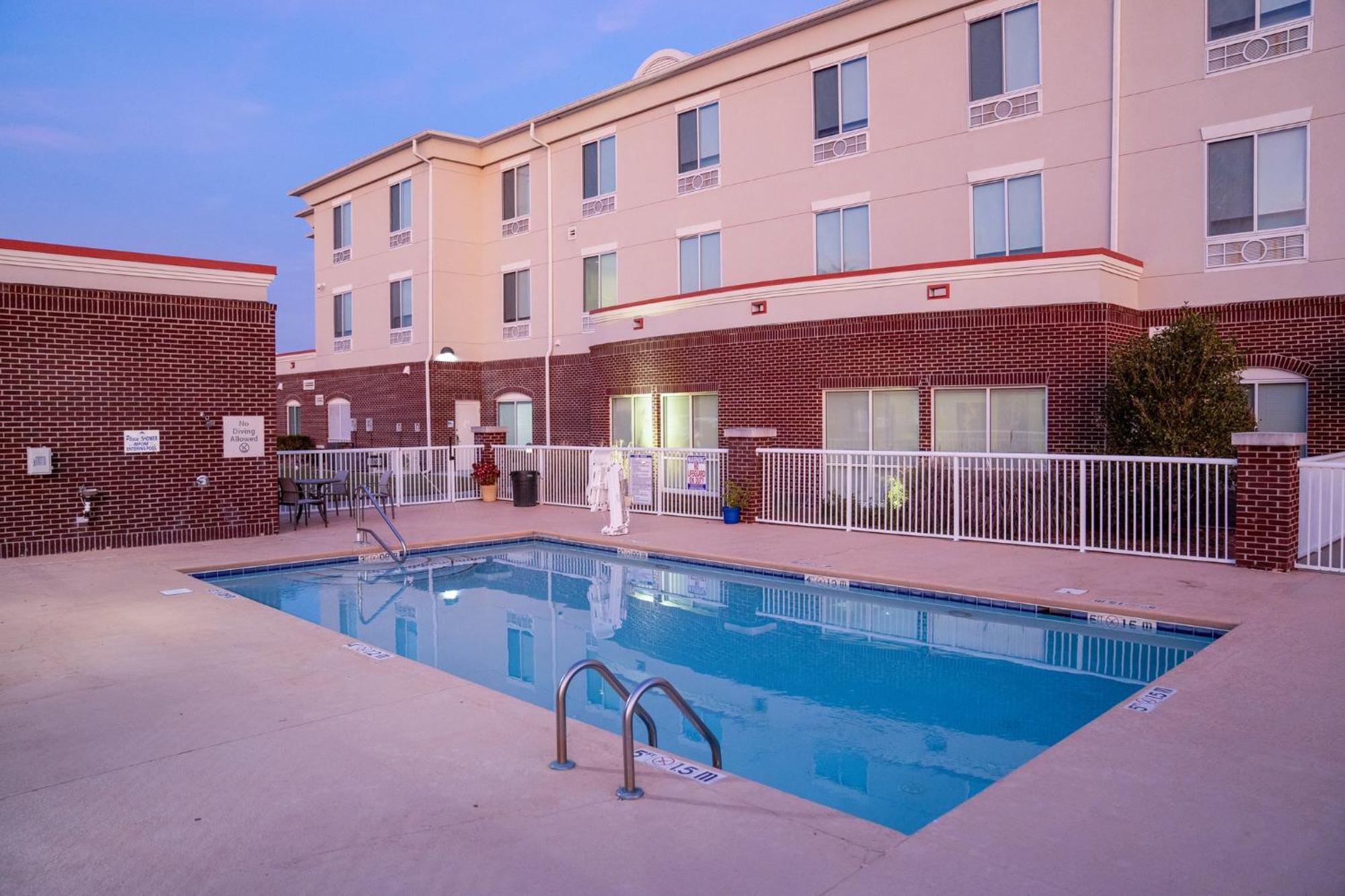 Holiday Inn Express Pembroke By Ihg Buitenkant foto