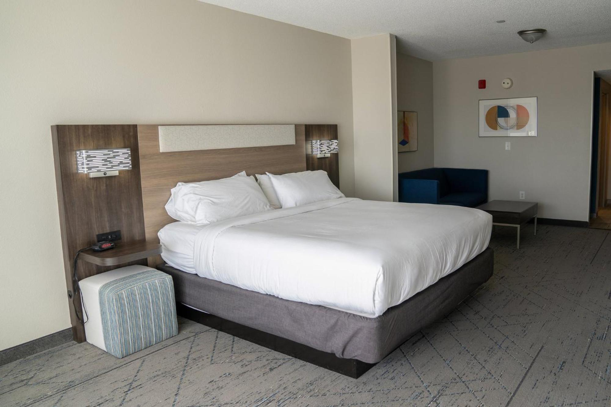 Holiday Inn Express Pembroke By Ihg Buitenkant foto
