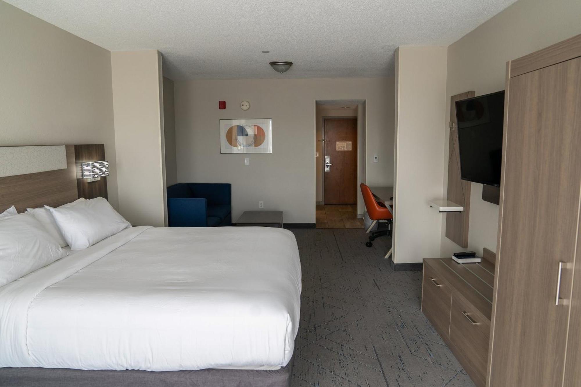 Holiday Inn Express Pembroke By Ihg Buitenkant foto
