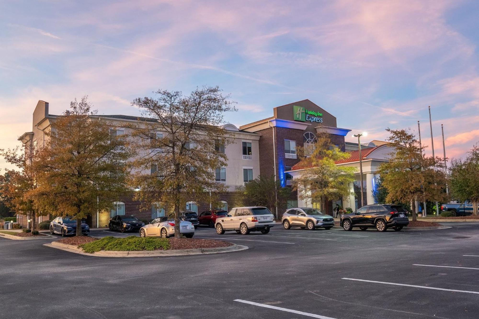 Holiday Inn Express Pembroke By Ihg Buitenkant foto
