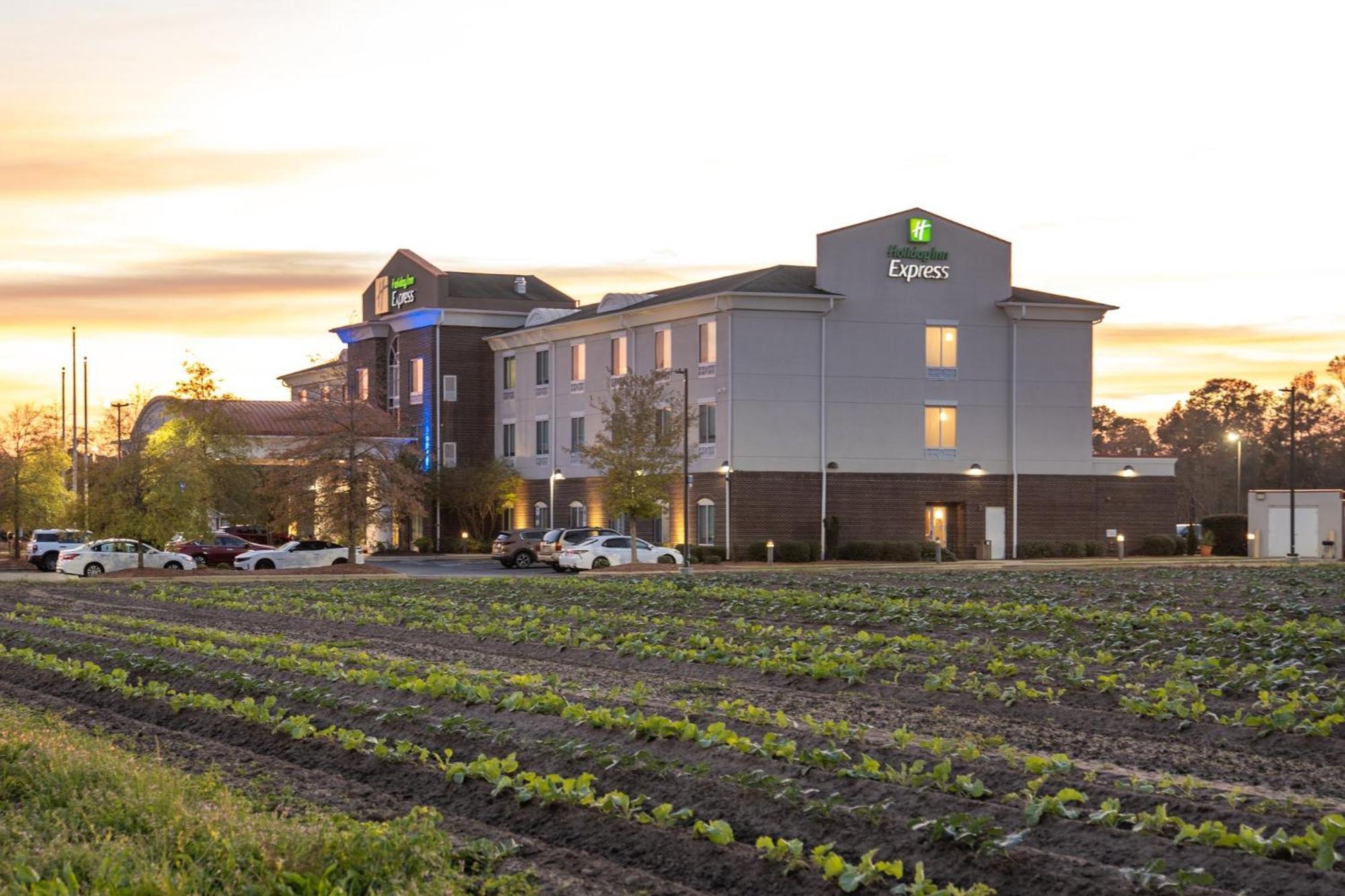 Holiday Inn Express Pembroke By Ihg Buitenkant foto