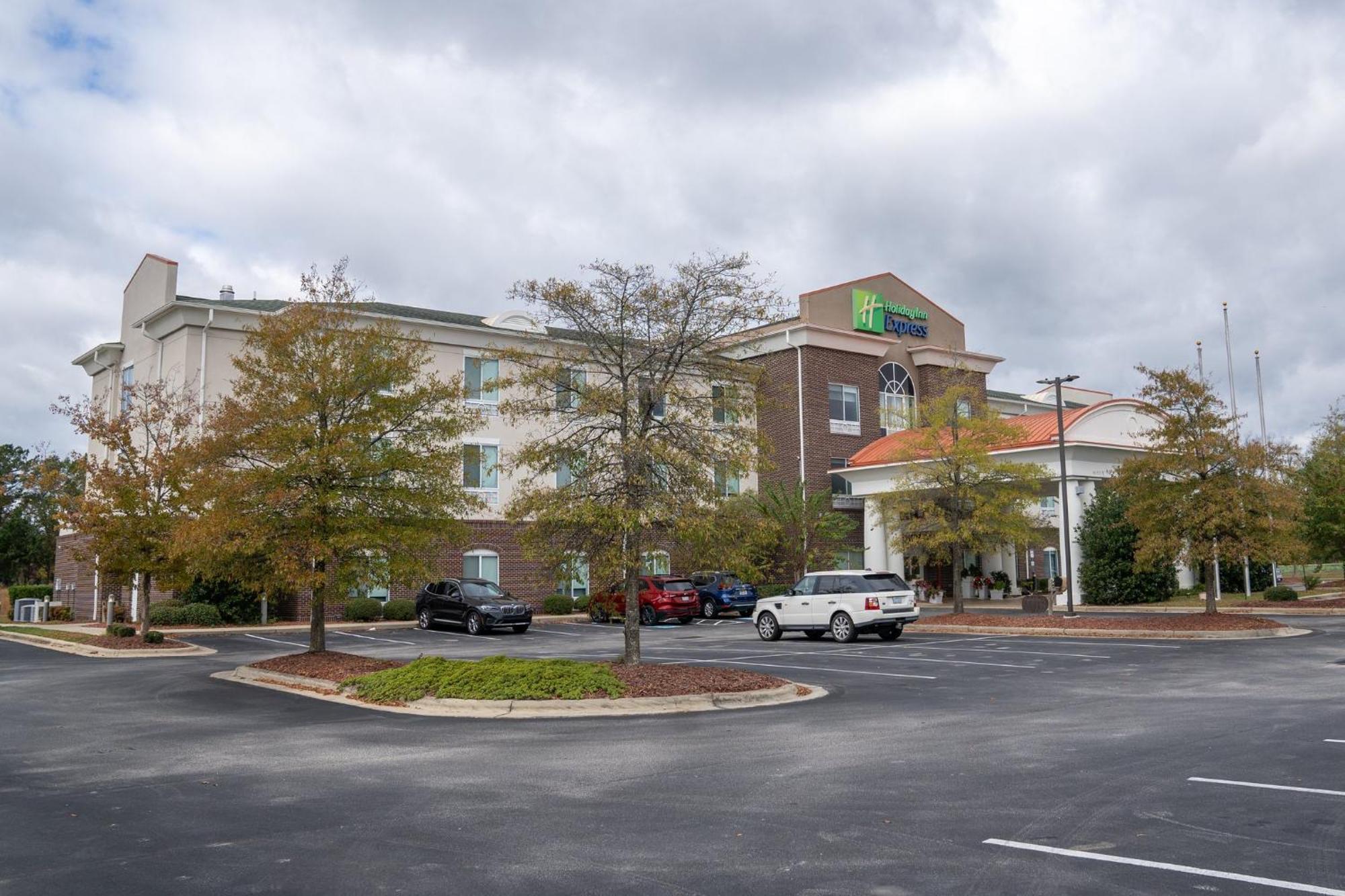 Holiday Inn Express Pembroke By Ihg Buitenkant foto